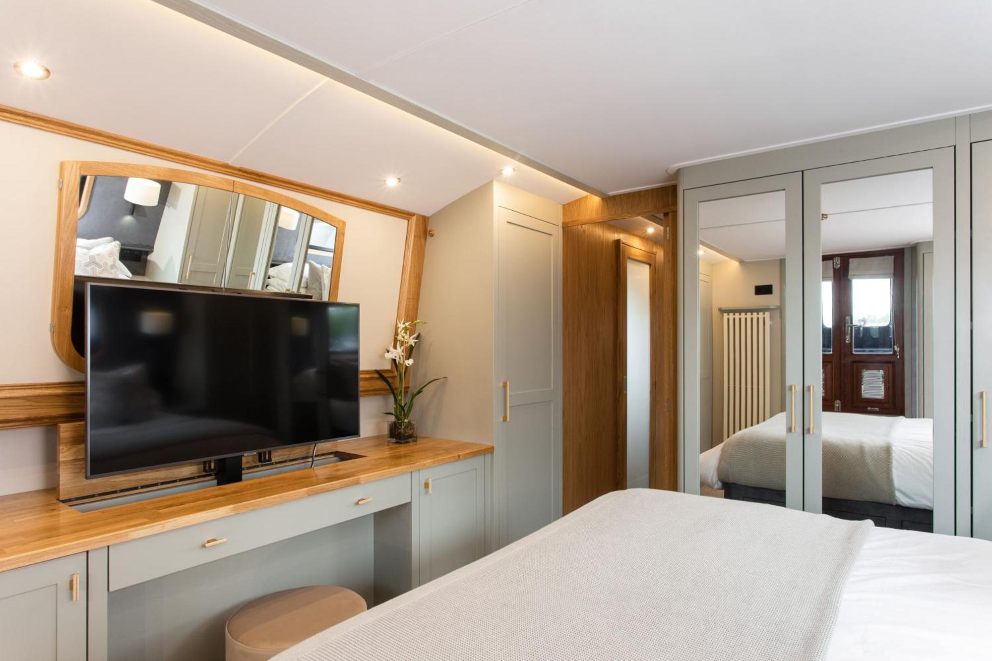 Botel Premium Hausboot Am Pichelssee - Madam President Berlino